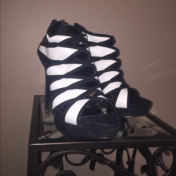 Carlos Santana Strata Black & White Heel - Picture 3 of 7